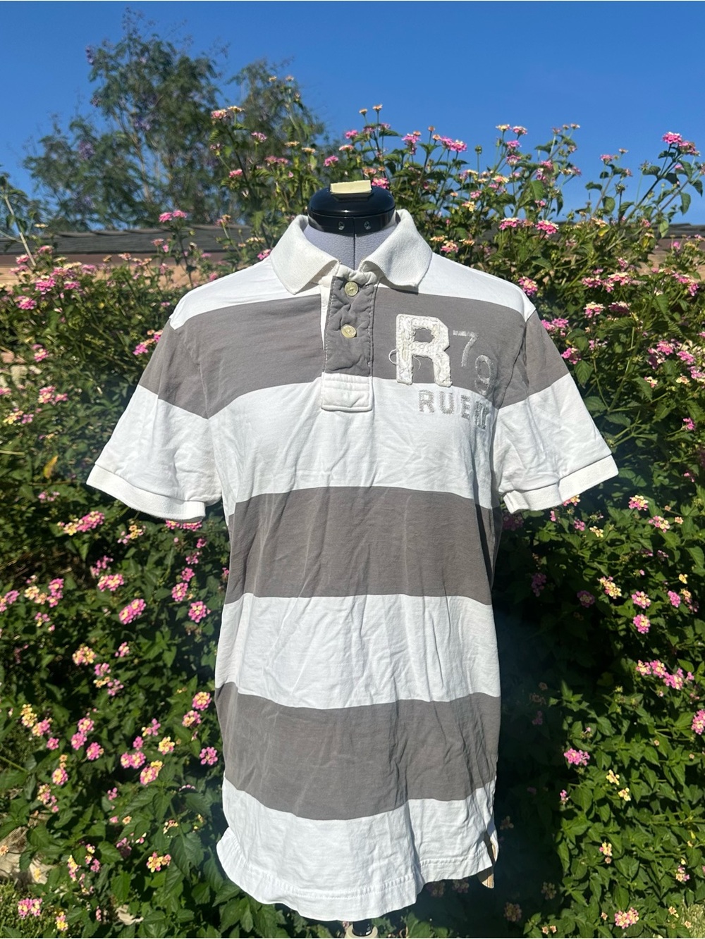 Ruehl No. 925 Wide Striped Polo Shirt Gray & White Size Large